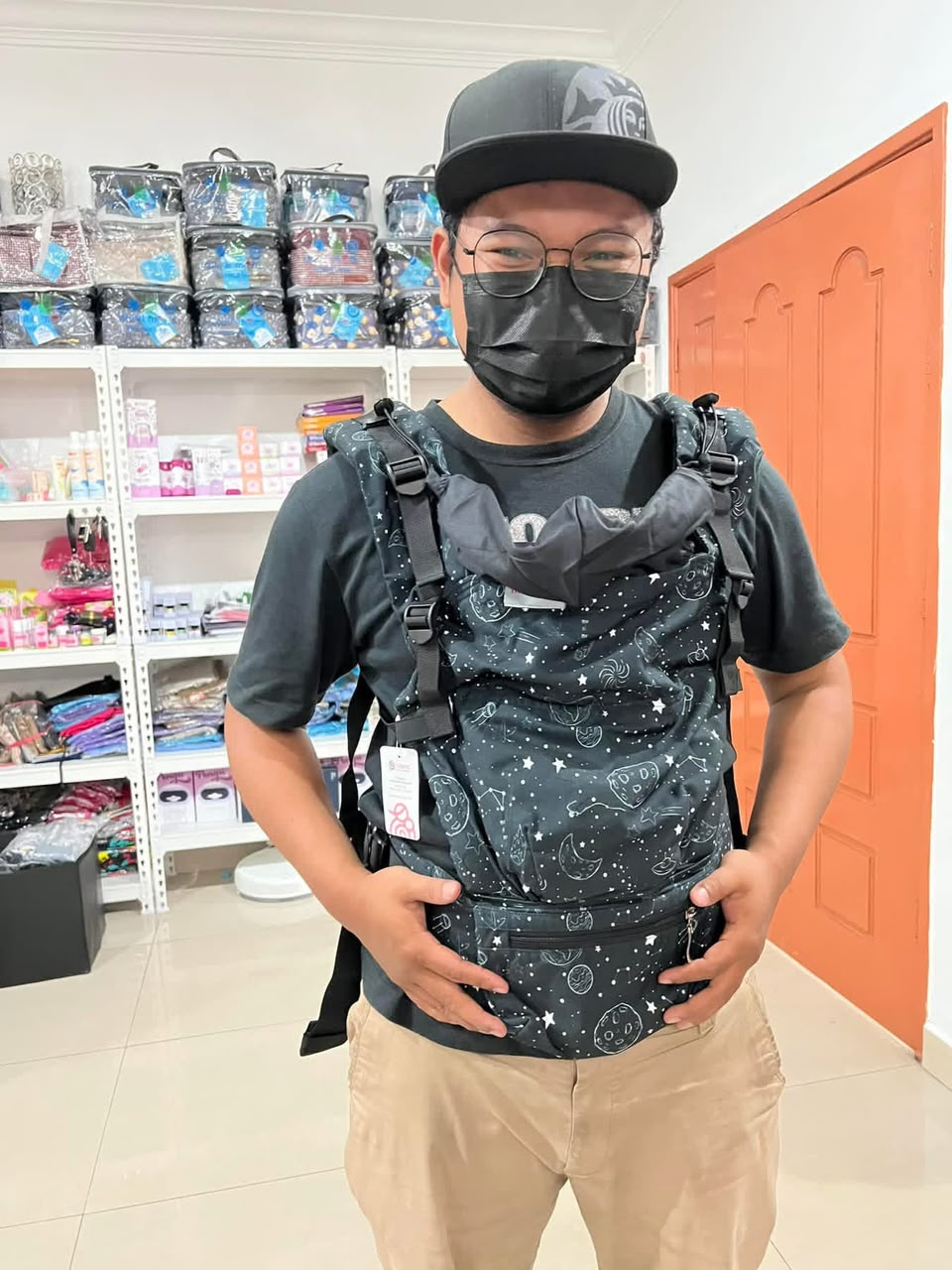 Ayah mencuba baby carrier di Rulna Babyland