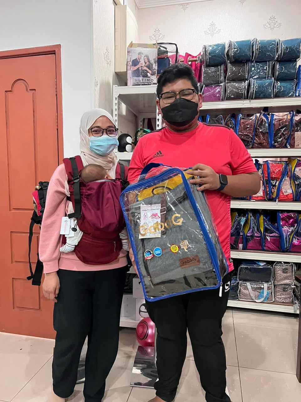 Ibu dan ayah selepas sesi fitting baby carrier