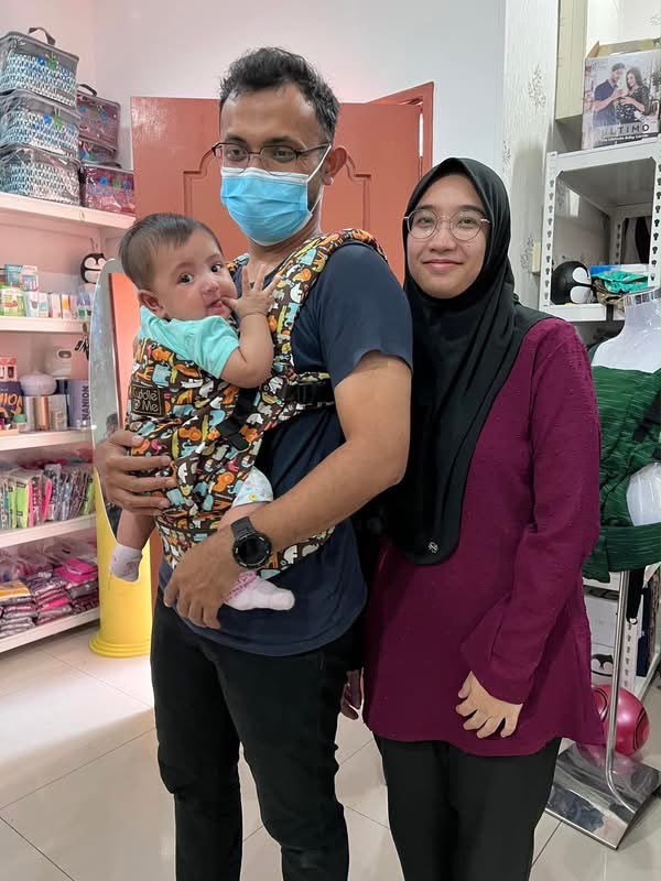 Keluarga mencuba baby carrier bersama bayi