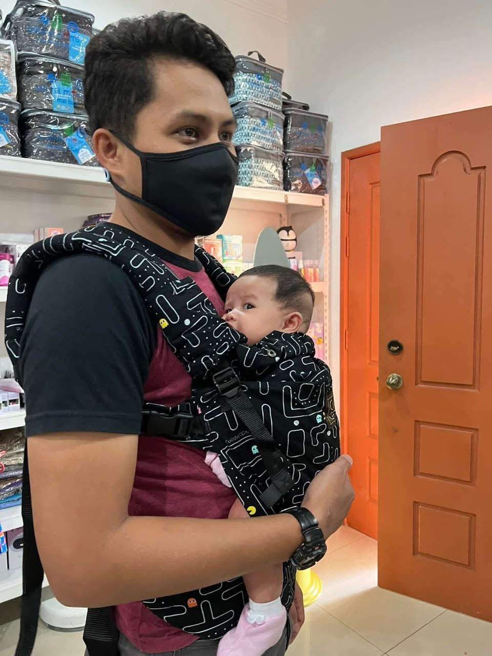 Ayah memakai baby carrier dengan posisi bayi yang rapat