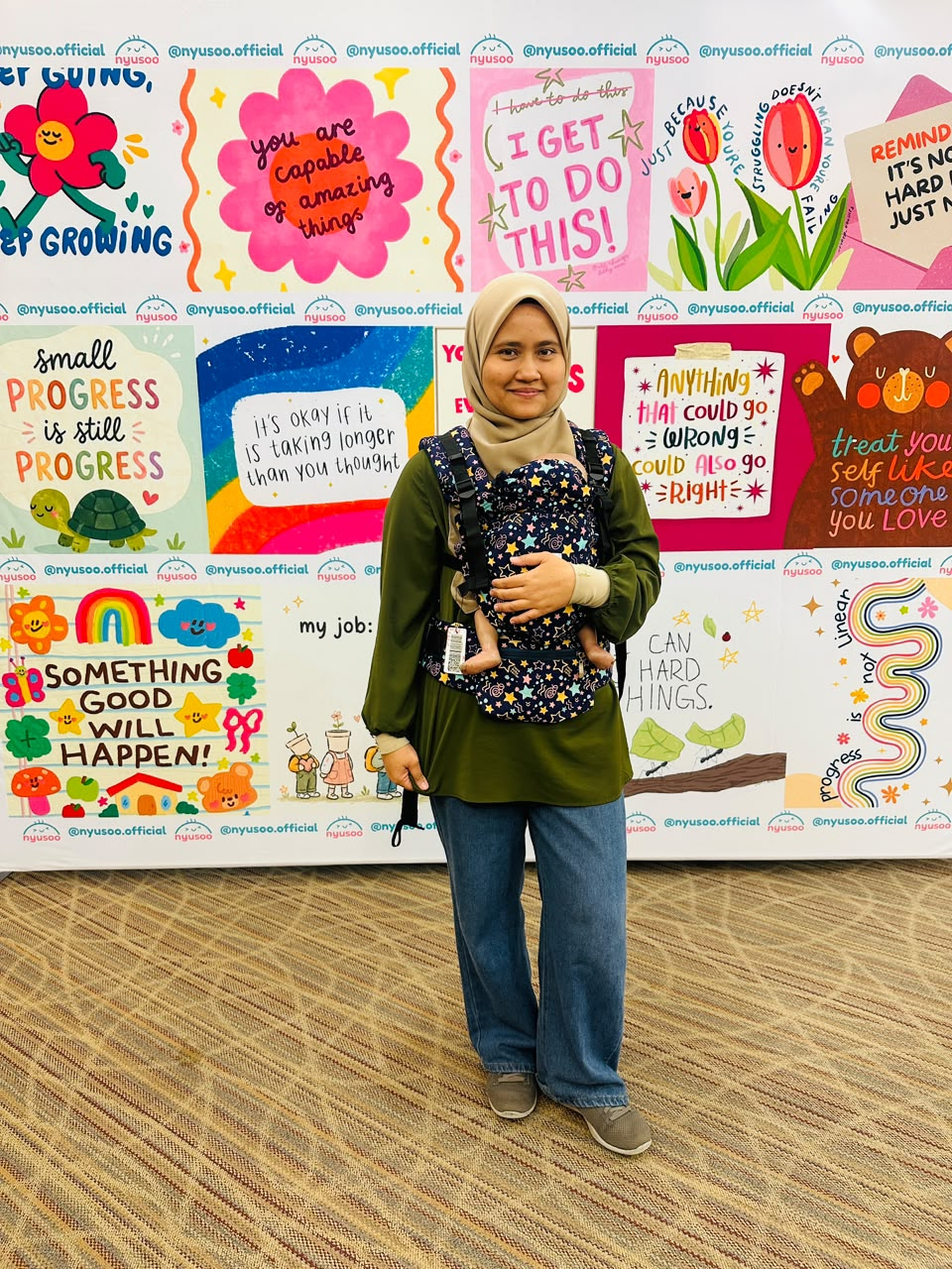 Ibu memakai baby carrier bersama bayinya